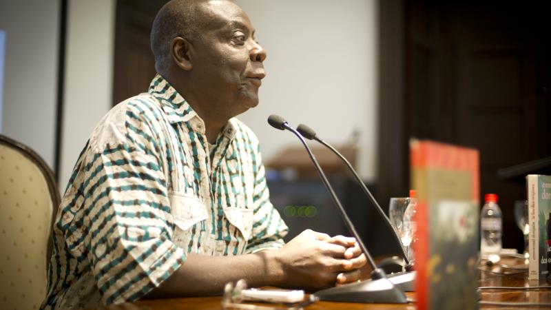 3. Imagen de Emmanuel Dongala en la presentación del libro El fuego de los orígenes, dentro del programa de Letras Africanas sobre literatura de Casa África
