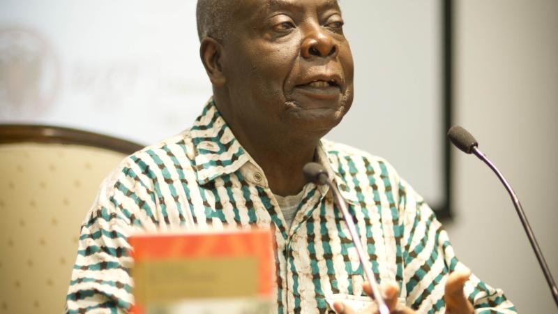 4. Imagen de Emmanuel Dongala en la presentación del libro El fuego de los orígenes, dentro del programa de Letras Africanas sobre literatura de Casa África