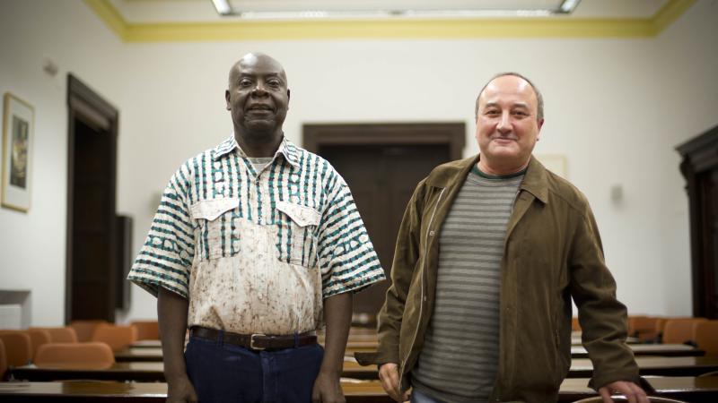 5. Imagen de Emmanuel Dongala en la presentación del libro El fuego de los orígenes, dentro del programa de Letras Africanas sobre literatura de Casa África