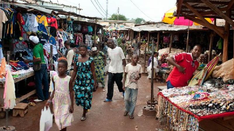 3. Franceville. Mercado