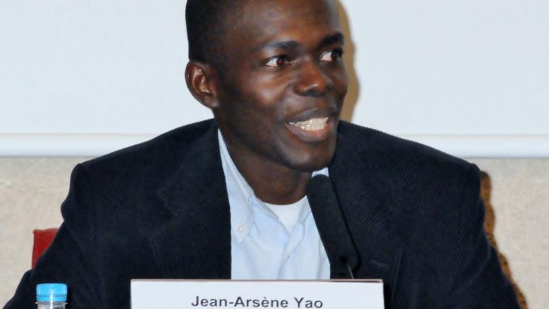 13. Mesa de presentación del Cuaderno Africano Si hablas de nosotros. Jean-Ársène Yao -periodista de Côte d'Ivoire-
