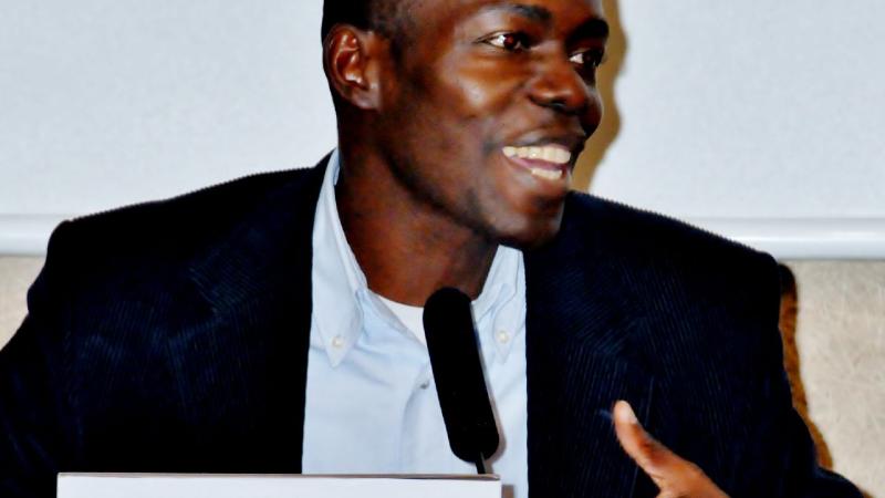 14. Mesa de presentación del Cuaderno Africano Si hablas de nosotros. Jean-Arsène Yao -periodista de Côte d'Ivoire-