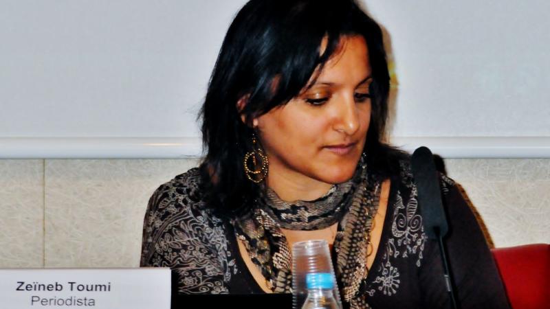 17. Mesa de presentación del Cuaderno Africano Si hablas de nosotros. Zeïneb Toumi -periodista de Túnez-