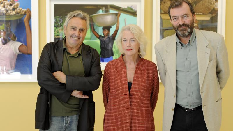 2. Ángel Luis Aldai -fotógrafo-, Catherine Coleman - comisaria de la muestra - y Ricardo Martínez - Director General de Casa África -