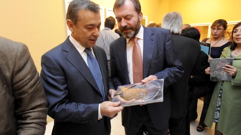 19. Paulino Rivero -Presidente del Gobierno de Canarias- y Ricardo Martínez -Director General de Casa África- en la inauguración de la exposición Soutoura en Casa África
