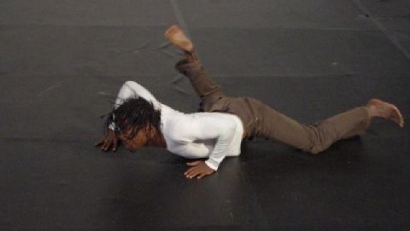 16. Adonis Nébiè -bailarín de Burkina Faso- en la residencia coreográfica en La Gomera