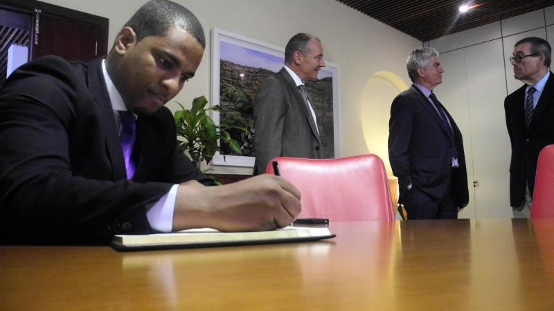 1. Firma en el Libro de Honor por Adalberto Vieira, Secretario de Estado de Recursos Marinos de Cabo Verde, en su visita a Casa África