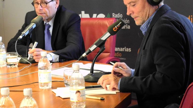 1. Imágenes de la entrevista concedida a Santiago Martínez-Caro, Director General de Casa África, en Ahora África de Canarias Radio en Casa África