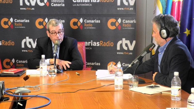 2. Imágenes de la entrevista concedida a Santiago Martínez-Caro, Director General de Casa África, en Ahora África de Canarias Radio en Casa África