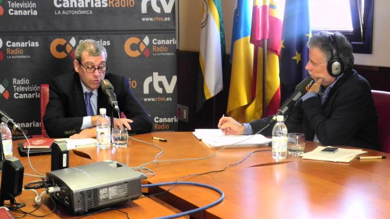 3. Imágenes de la entrevista concedida a Santiago Martínez-Caro, Director General de Casa África, en Ahora África de Canarias Radio en Casa África