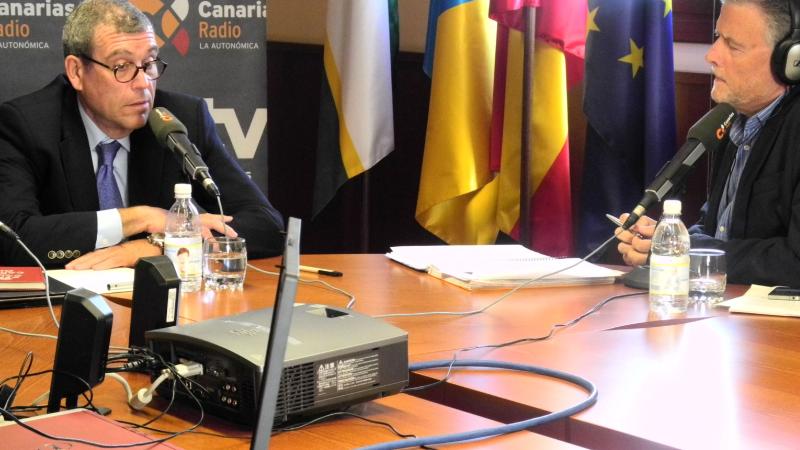 4. Imágenes de la entrevista concedida a Santiago Martínez-Caro, Director General de Casa África, en Ahora África de Canarias Radio en Casa África