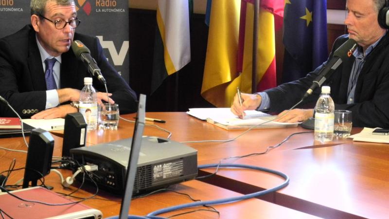 5. Imágenes de la entrevista concedida a Santiago Martínez-Caro, Director General de Casa África, en Ahora África de Canarias Radio en Casa África