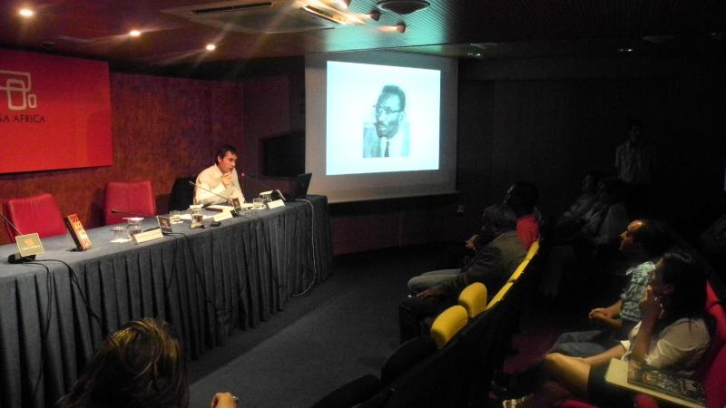 8. Albert Roca i Álvarez -Dtor. de la Biblioteca de Estudios Africanos de la Editorial Bellaterra- en la presentación de Naciones Negras y Cultura en Casa África