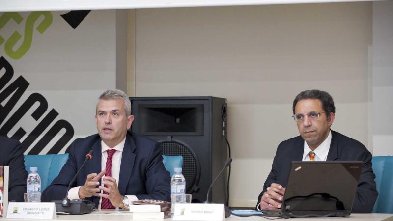 14. De izq. a dere.: Santiago Martínez-Caro (Director General de casa África) y Eduardo López Busquets (Director General de Casa Árabe)