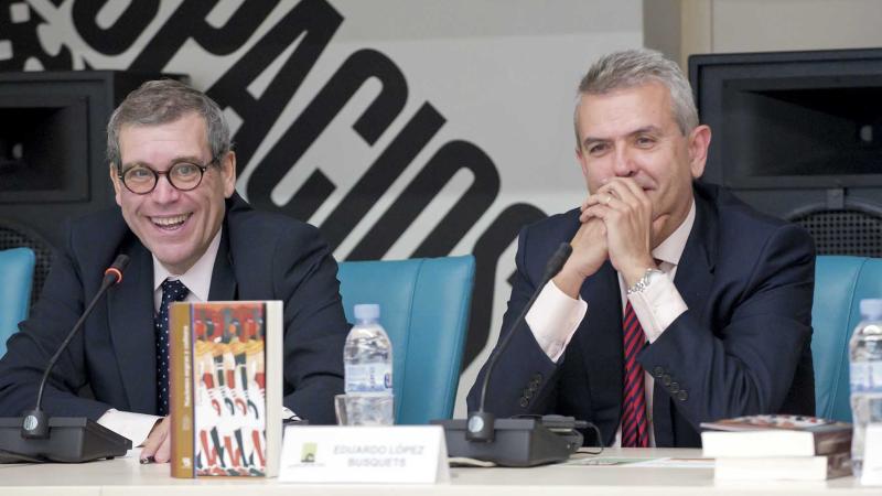 19. De izq. a dere.: Santiago Martínez-Caro (Director General de casa África) y Eduardo López Busquets (Director General de Casa Árabe) y Cheikh Mbacké Diop (profesor universitario e hijo del autor) en Casa Árabe