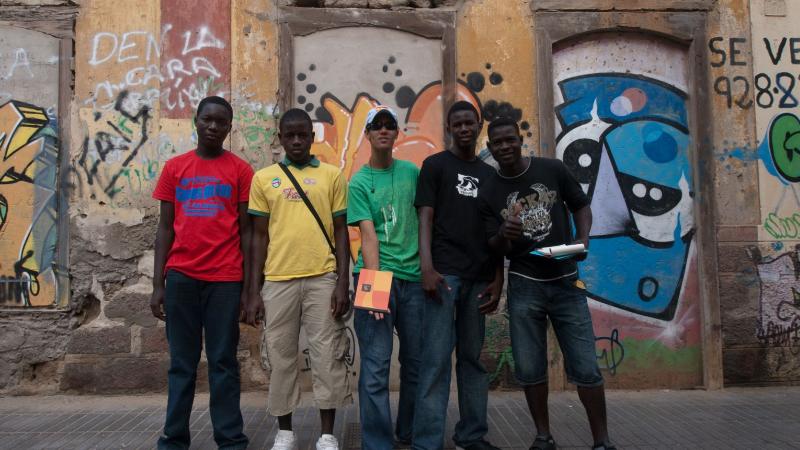 1. Grupo de participantes del Taller de Fotografía Historias de Vida en el marco de la exposición Bienvenidos al paraíso de la artista Nontsikelelo Veleko en septiembre de 2009