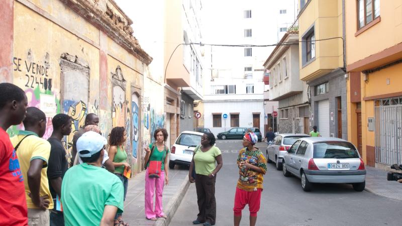 2. Grupo de participantes del Taller de Fotografía Historias de Vida en el marco de la exposición Bienvenidos al paraíso de la artista Nontsikelelo Veleko en septiembre de 2009