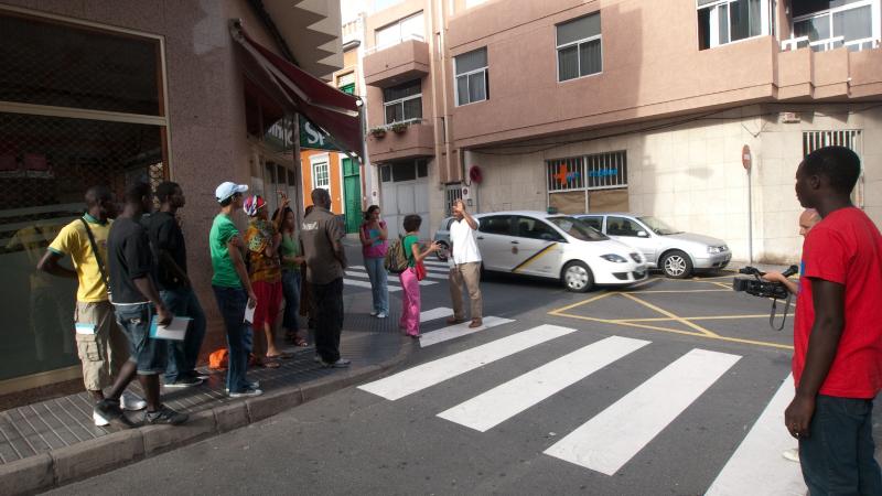 3. Grupo de participantes del Taller de Fotografía Historias de Vida en el marco de la exposición Bienvenidos al paraíso de la artista Nontsikelelo Veleko en septiembre de 2009