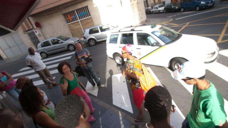 4. Grupo de participantes del Taller de Fotografía Historias de Vida en el marco de la exposición Bienvenidos al paraíso de la artista Nontsikelelo Veleko en septiembre de 2009