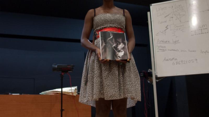 7. La artista Nontsikelelo impartiendo el Taller de Fotografía Historias de Vida en el marco de la exposición Bienvenidos al paraíso
