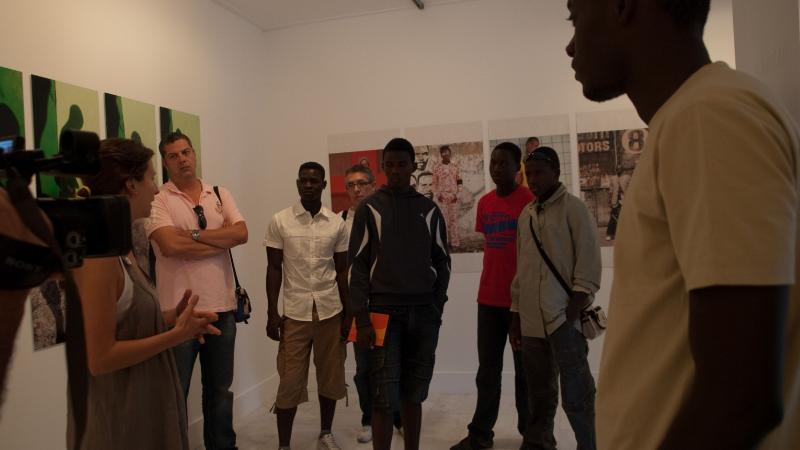 12. Visita del grupo del Taller de Fotografía Historias de Vida a la exposición Bienvenidos al paraíso de la artista Nontsikelelo Veleko en septiembre de 2009