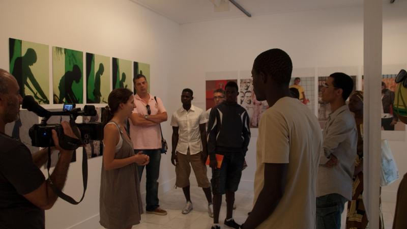 13. Visita del grupo del Taller de Fotografía Historias de Vida a la exposición Bienvenidos al paraíso de la artista Nontsikelelo Veleko en septiembre de 2009