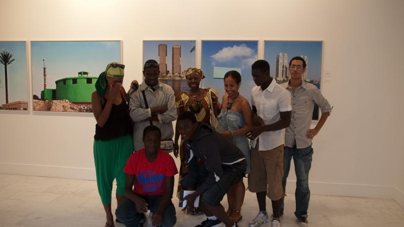 14. Visita del grupo del Taller de Fotografía Historias de Vida a la exposición Bienvenidos al paraíso de la artista Nontsikelelo Veleko en septiembre de 2009