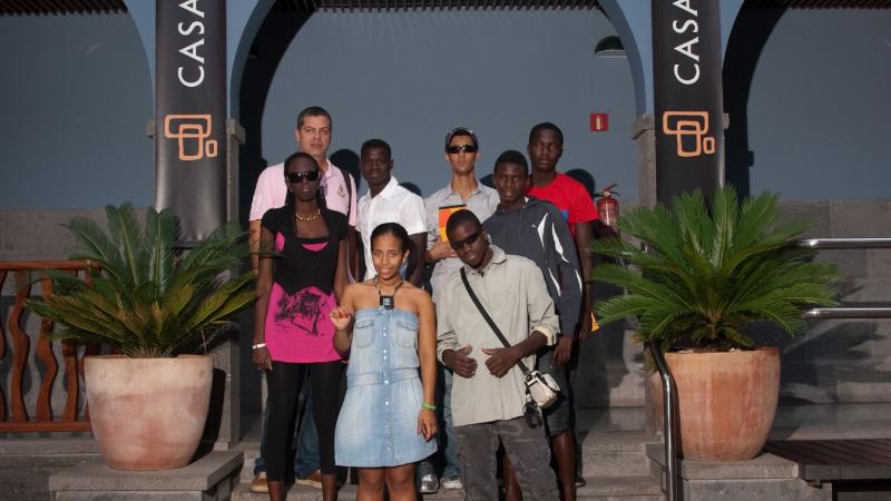 15. Visita del grupo del Taller de Fotografía Historias de Vida a la exposición Bienvenidos al paraíso de la artista Nontsikelelo Veleko en septiembre de 2009