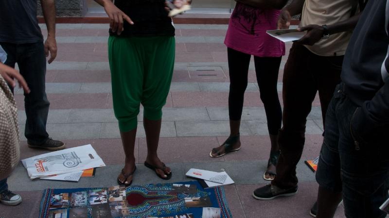 16. Visita del grupo del Taller de Fotografía Historias de Vida a la exposición Bienvenidos al paraíso de la artista Nontsikelelo Veleko en septiembre de 2009