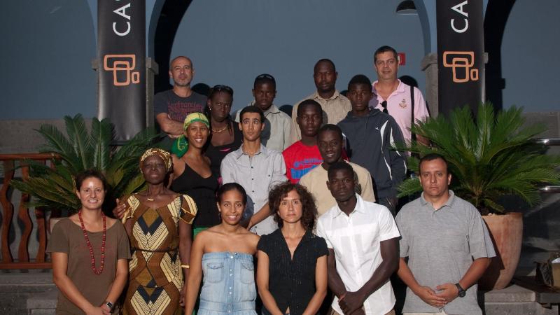 17. Visita del grupo del Taller de Fotografía Historias de Vida a la exposición Bienvenidos al paraíso de la artista Nontsikelelo Veleko en septiembre de 2009