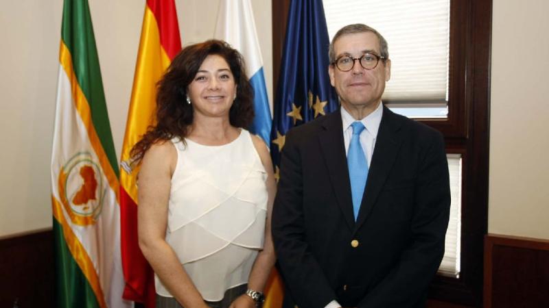 1. Beatriz Barrera (Presidenta de la Zona Especial de Canarias -ZEC-) en su visita a Casa África, con Santiago Martínez-Caro (Director General de Casa África