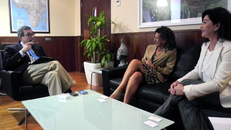 3. Beatriz Barrera (Presidenta de la ZEC) en su visita a Casa África, con Santiago Martínez-Caro (Director General de Casa África)