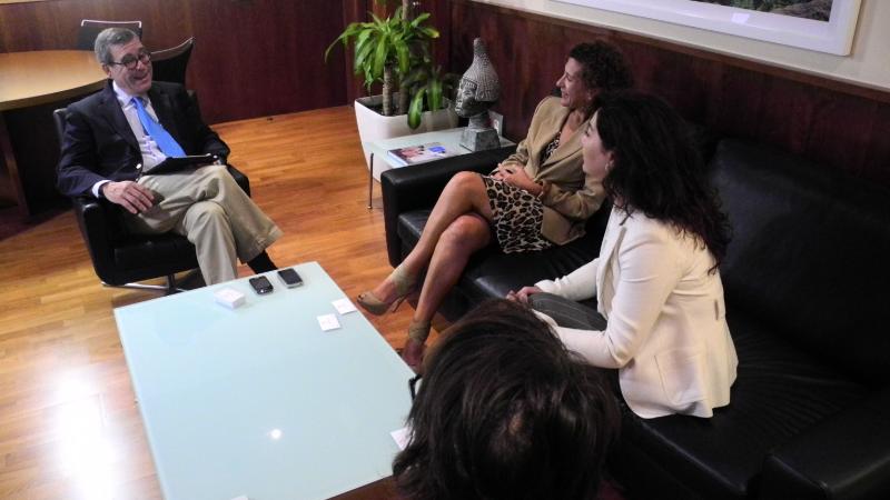 8. Beatriz Barrera (Presidenta de la ZEC) en su visita a Casa África, con Santiago Martínez-Caro (Director General de Casa África)