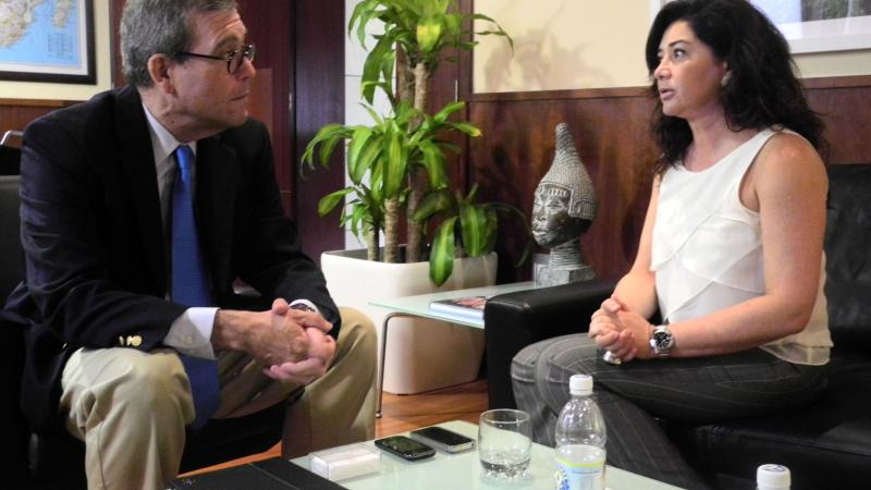 9. Beatriz Barrera (Presidenta de la ZEC) en su visita a Casa África, con Santiago Martínez-Caro (Director General de Casa África)