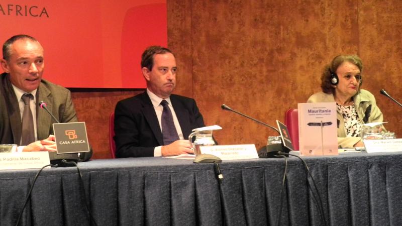 2. De izq. a dere.: Luis Padilla -Secretario General de Casa África-, D. Alonso Dezcallar y Mazarredo -Embajador de España en Mauritania y autor del prólogo de la publicación-, y Dª Mariem Daddah -Presidenta de la Fundación Moktar Ould Daddah-