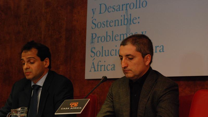 1. Presentación de las jornadas. De izq. a dere.: Carmelo León -Dtor. de la Cátedra UNESCO en Planificación Turística y Desarrollo Sostenible-, y Jorge Pérez Artiles - Jefe del Área de Desarrollo Económico y Acción Social de Casa África