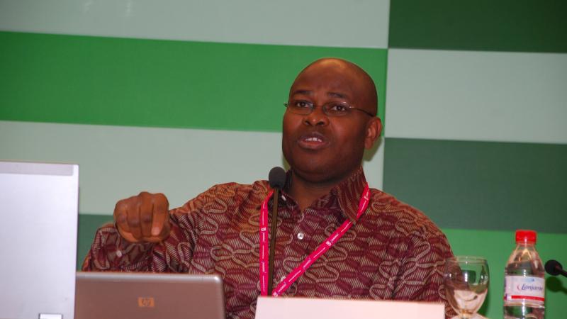 19. Imagen de Adebayo Olukoshi, Director del Instituto Africano para el Desarrollo y Planificación