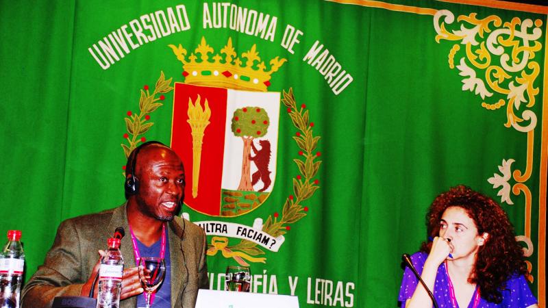 21. Imagen de debayo Olukoshi, Director del Instituto Africano para el Desarrollo y Planificación durante la clausura del Congreso
