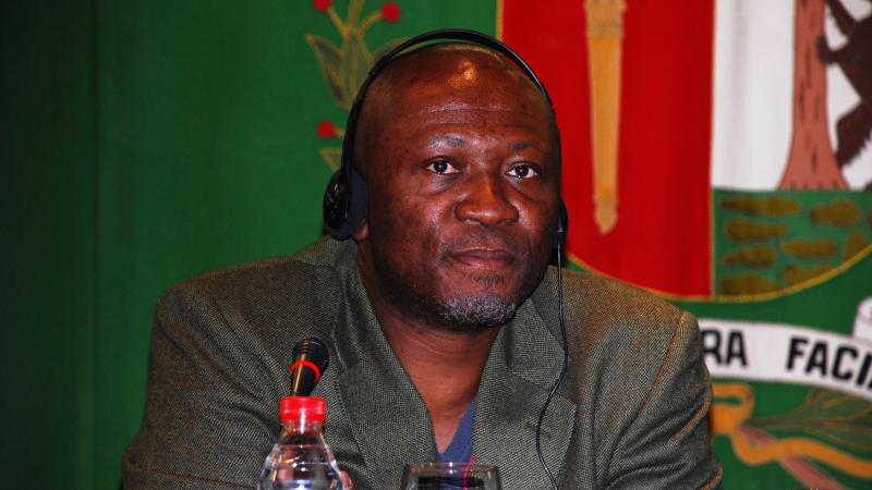 22. Imagen de debayo Olukoshi, Director del Instituto Africano para el Desarrollo y Planificación durante la clausura del Congreso