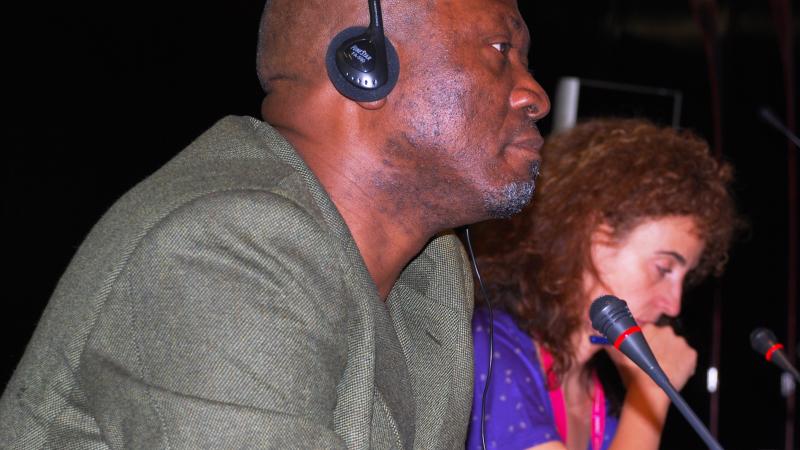 23. Imagen de debayo Olukoshi, Director del Instituto Africano para el Desarrollo y Planificación durante la clausura del Congreso