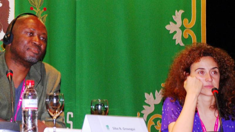 24. Imagen de debayo Olukoshi, Director del Instituto Africano para el Desarrollo y Planificación durante la clausura del Congreso