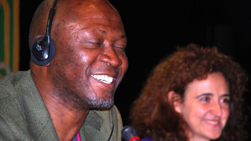 25. Imagen de debayo Olukoshi, Director del Instituto Africano para el Desarrollo y Planificación durante la clausura del Congreso