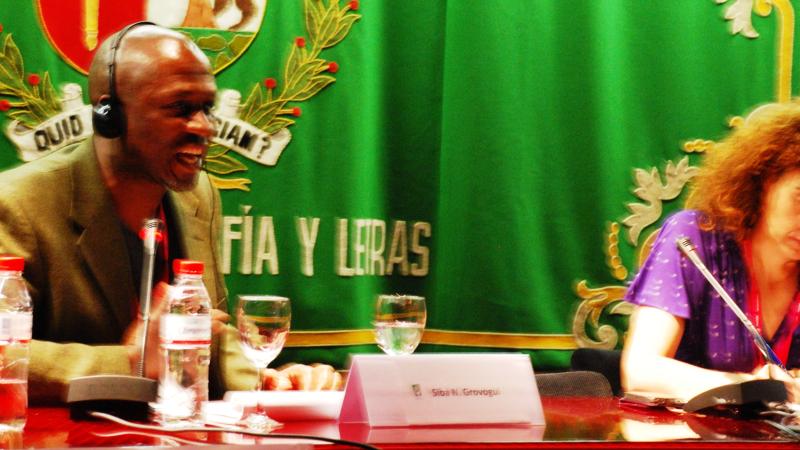 26. Imagen de debayo Olukoshi, Director del Instituto Africano para el Desarrollo y Planificación durante la clausura del Congreso