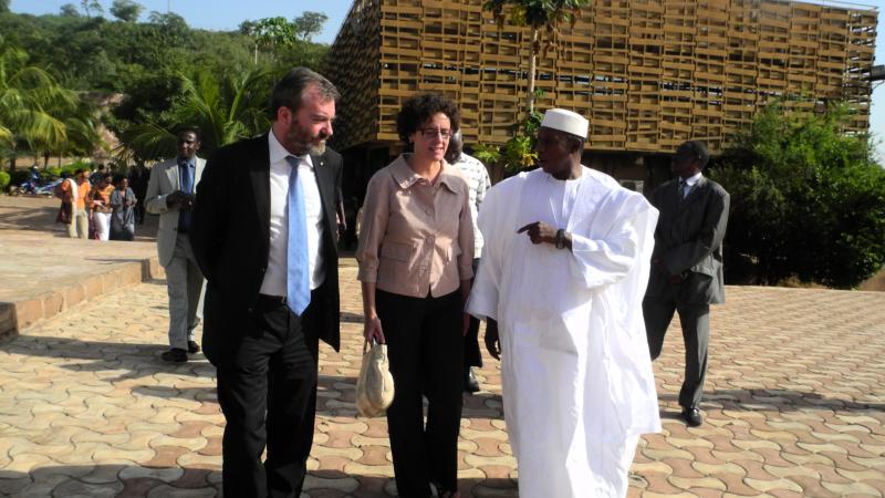 3. A la izq. Ricardo Martínez Vázquez -Director General de Casa África- y Hamane Niang -Ministro de Cultura de Mali-, en la exposición Singularidades organizada por Casa África en la VIII Edición de la Bienal de Fotografía de Bamako, 2011