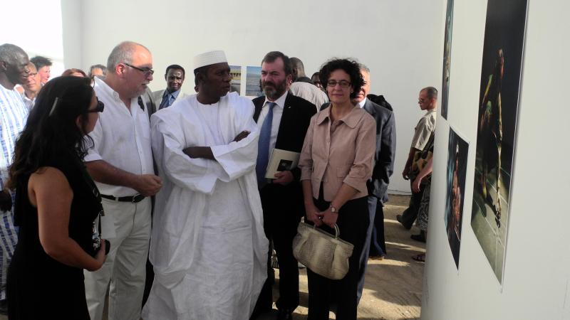 5. Ricardo Martínez Vázquez -Director General de Casa África- y Hamane Niang -Ministro de Cultura de Mali- en la exposición Singularidades organizada por Casa África en la VIII Edición de la Bienal de Fotografía de Bamako, 2011