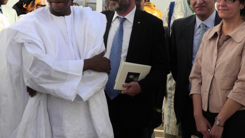 6. Ricardo Martínez Vázquez -Director General de Casa África- y Hamane Niang -Ministro de Cultura de Mali- en la exposición Singularidades organizada por Casa África en la VIII Edición de la Bienal de Fotografía de Bamako, 2011