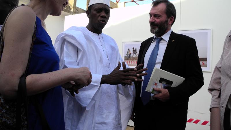 7. Hamane Niang -Ministro de Cultura de Mali-, y Ricardo Martínez Vázquez -Director General de Casa África- en la exposición Singularidades organizada por Casa África en la VIII Edición de la Bienal de Fotografía de Bamako, 2011