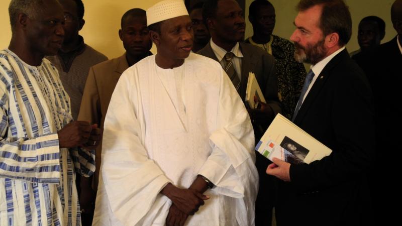 8. Hamane Niang -Ministro de Cultura de Mali-, y Ricardo Martínez Vázquez -Director General de Casa África- en la exposición Singularidades organizada por Casa África en la VIII Edición de la Bienal de Fotografía de Bamako, 2011