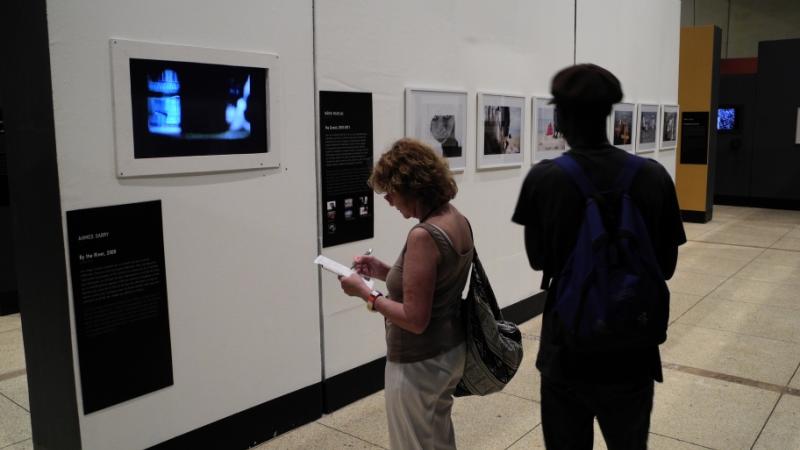 18. Imágenes de la exposición Singularidades organizada por Casa África en la VIII Edición de la Bienal de Fotografía de Bamako, 2011