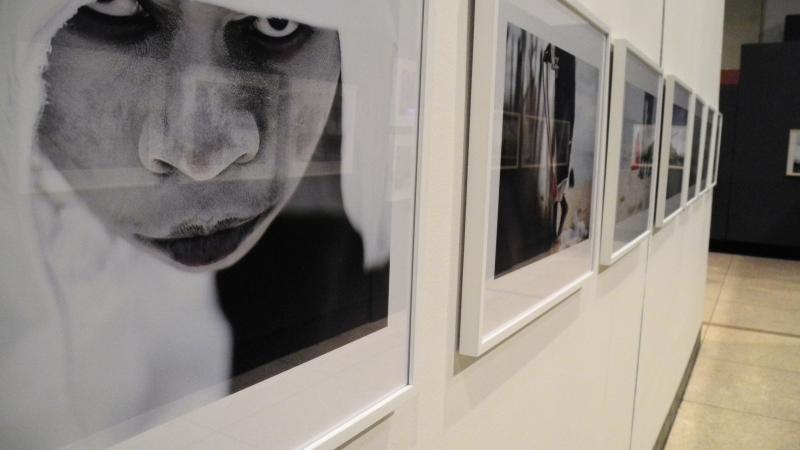 25. Imágenes de la exposición Singularidades organizada por Casa África en la VIII Edición de la Bienal de Fotografía de Bamako, 2011